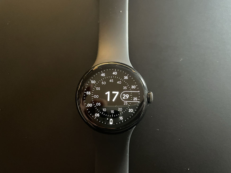 Man sieht ein Watchface auf der Google Pixel Watch.